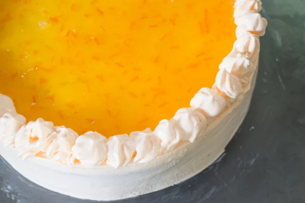 Domácí pomerančovou marmeládou šlehačkou tvarohový dort s piniovými — Stock fotografie