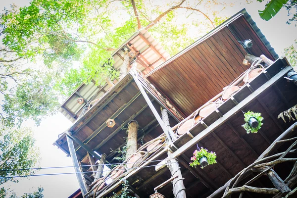 Maison d'arbres tropicaux en bois en station — Photo