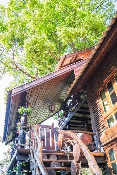 Тропічний дерев'яний будинок на курорті — стокове фото