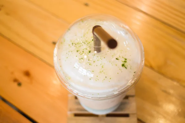 Bicchiere di tè verde al latte freddo — Foto Stock