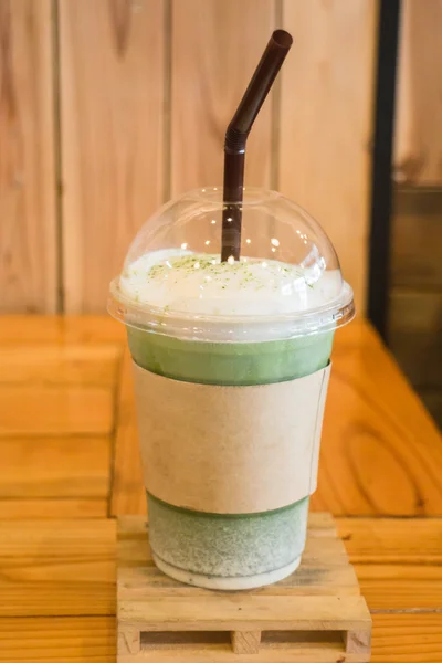Glas iskallt mjölk grönt te — Stockfoto