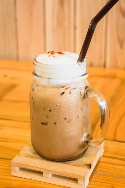 Glas van iced melkchocolade — Stockfoto