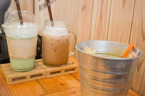 Vaso de bebida helada sobre mesa de madera —  Fotos de Stock