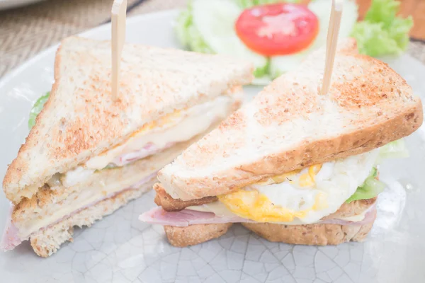 Pszennej sandwich szynką i serem — Zdjęcie stockowe