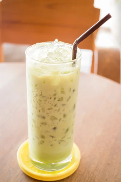 Sklenici ledový zelený čaj latte — Stock fotografie