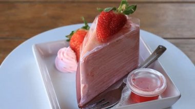 Çilekli krep pasta kadar kapalı hizmet, Video stok