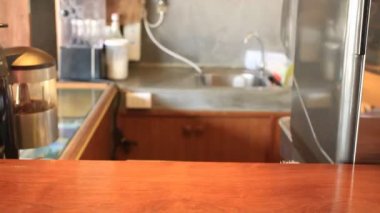 Hizmet buzlu yeşil çay Latte, stok Video