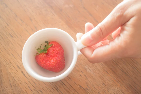 Single fresh ripe strawberry in white mug — Stock Photo, Image