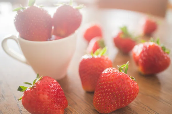 Frische reife Erdbeeren auf Holzgrund — Stockfoto