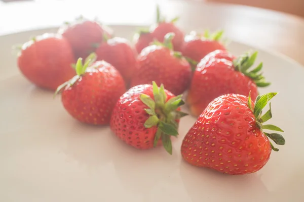 Fresas frescas maduras en plato blanco — Foto de Stock