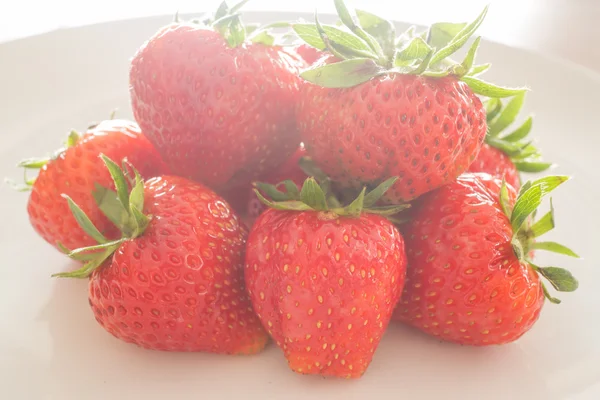 Fresas frescas maduras en plato blanco — Foto de Stock