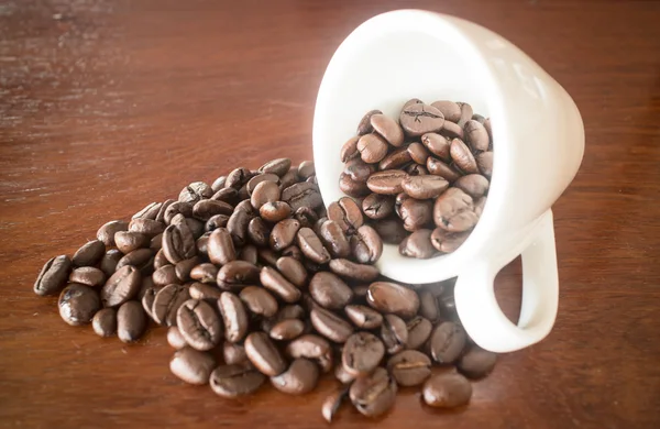 Roast coffee bean in white mug — Stock Photo, Image