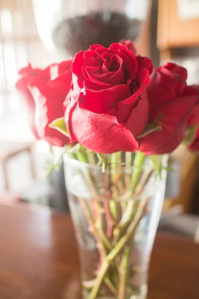 Mooie rode roos boeket op vintage achtergrond — Stockfoto