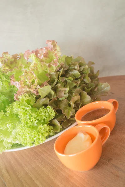 Refeição de salada orgânica fresca com molho — Fotografia de Stock