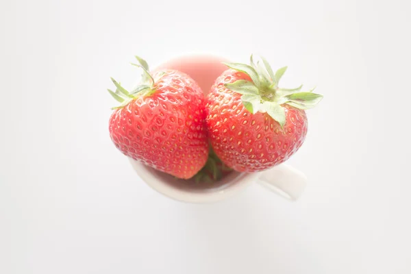 Căpșuni proaspete coapte pe fundal alb — Fotografie, imagine de stoc