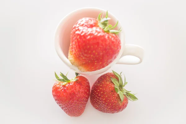 Frische reife Erdbeeren auf weißem Hintergrund — Stockfoto