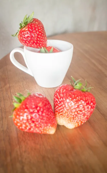 Frische reife Erdbeeren auf Holzgrund — Stockfoto