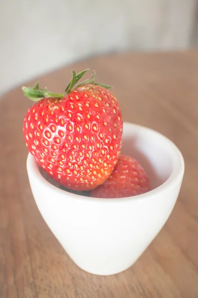 Fresas frescas maduras sobre fondo de madera — Foto de Stock