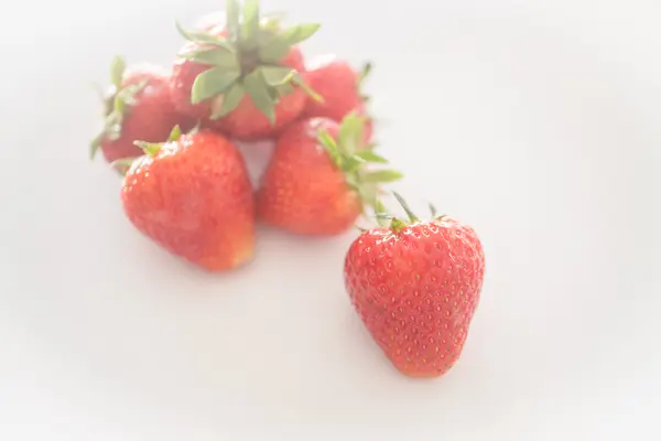 Färska mogna jordgubbar på vit bakgrund — Stockfoto