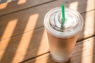 Buzlu kahve latte çift cam duvar