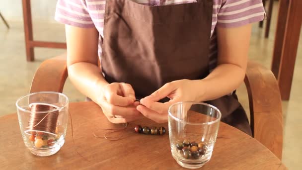 Pulsera de hilo hecho a mano de cuentas de piedra, Stock Video — Vídeo de stock