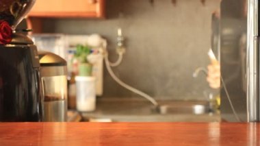 Barista plastik bardak buzlu kapuçino, stok Video hizmet