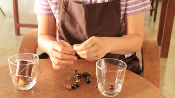 Hermosa pulsera de perlas de piedra hecha a mano, Stock Video — Vídeo de stock