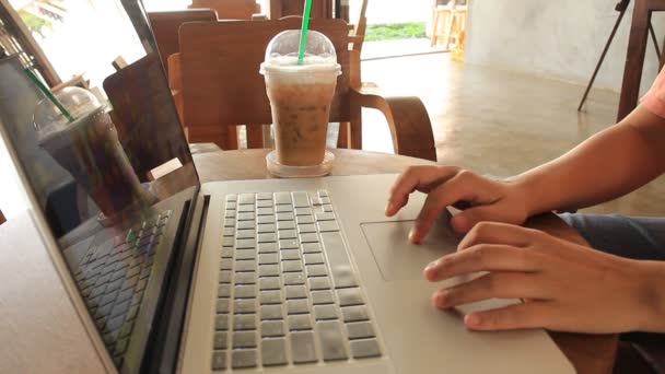 Na volné noze slouží Internet na Espresso Shop, stopáže akcie — Stock video