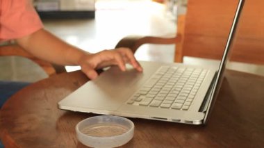 Serbest çalışma ile Laptop, Espresso Salonu, stok görüntüleri