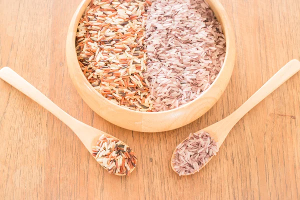 Органическое многоцелевое зерно жасминового риса — стоковое фото