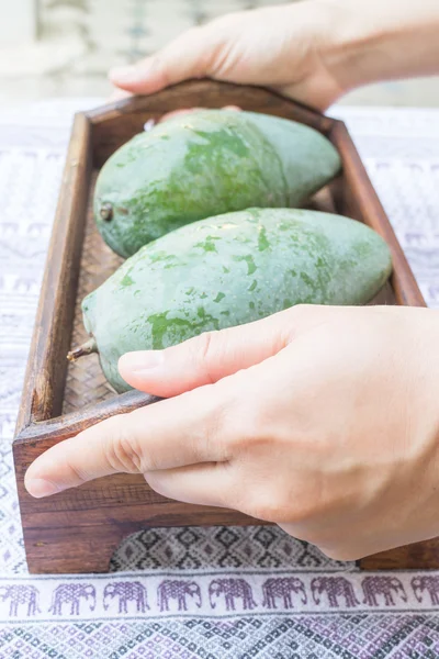 Świeże surowe zielone słodkie mango — Zdjęcie stockowe