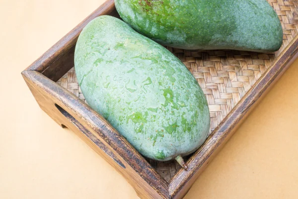 Świeże surowe zielone słodkie mango — Zdjęcie stockowe