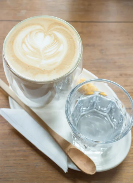 Frei gießen heißen Kaffee Latte — Stockfoto