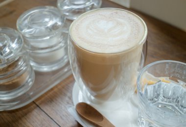 Ücretsiz sıcak kahve latte dökün