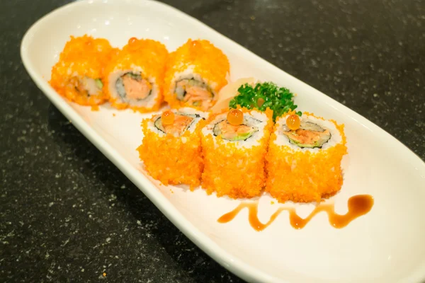 Räucherlachs-Sushi-Rolle auf Teller — Stockfoto