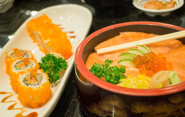 Sashimi de salmão japonês e rolo de sushi — Fotografia de Stock