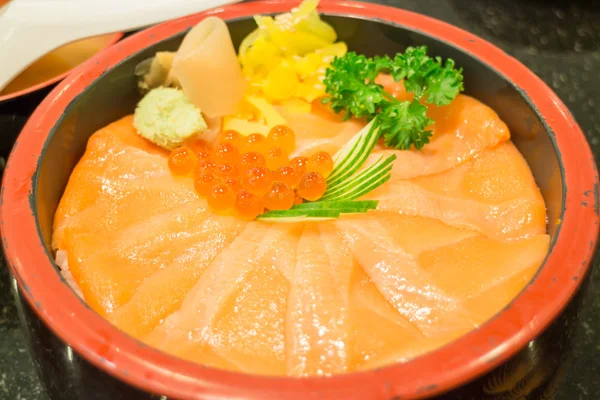 Caixa de arroz japonês com sashimi de salmão — Fotografia de Stock