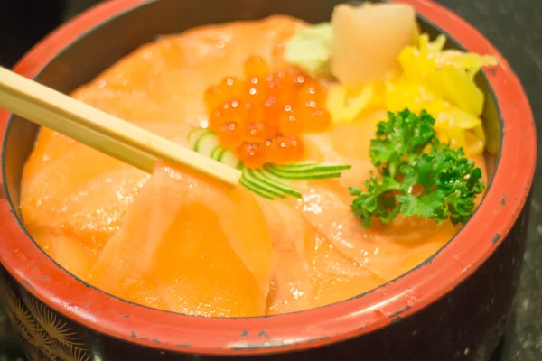 Caixa de arroz japonês com sashimi de salmão — Fotografia de Stock