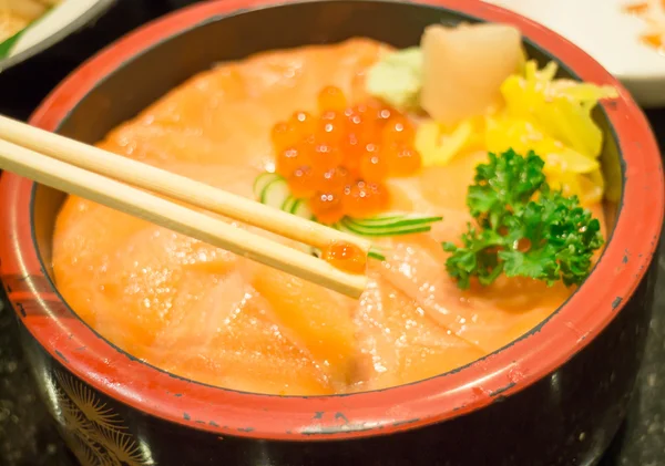 Caixa de arroz japonês com sashimi de salmão — Fotografia de Stock