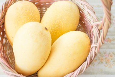 Taze olgun Tay sarı mango