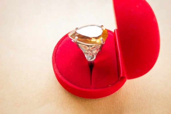 Belle bague de bijoux classique pierre gemme — Photo