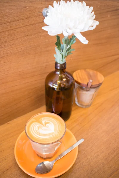 Frei gießen heißen Espresso Latte — Stockfoto