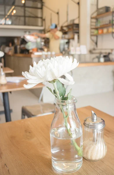 Flor blanca decorada sobre mesa de madera — Foto de Stock