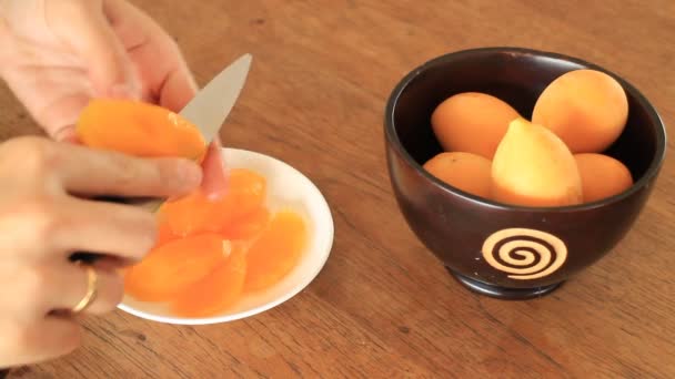 Trozos de dulce mariana ciruela tailandesa fruta — Vídeo de stock
