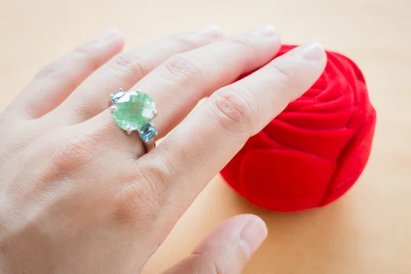 Mano sobre joya anillo de joyería de piedra — Foto de Stock