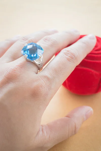 Mano sobre joya anillo de joyería de piedra — Foto de Stock