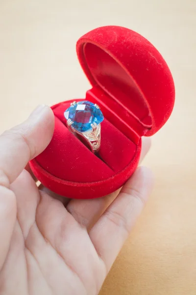 Mano sobre joya anillo de joyería de piedra — Foto de Stock