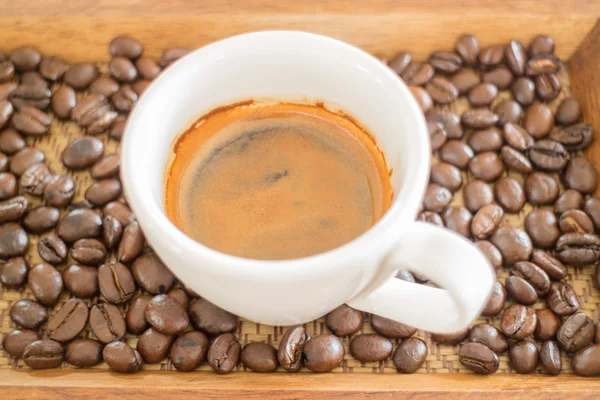 Tiro perfecto de espresso caliente —  Fotos de Stock