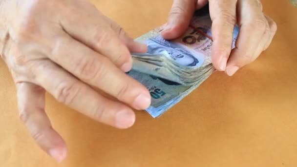 Billete de 50 Baht tailandés contando la mano del hombre, material de archivo — Vídeos de Stock