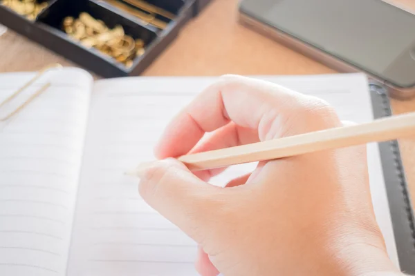 Einfacher Bürotisch mit notwendigem Werkzeug — Stockfoto